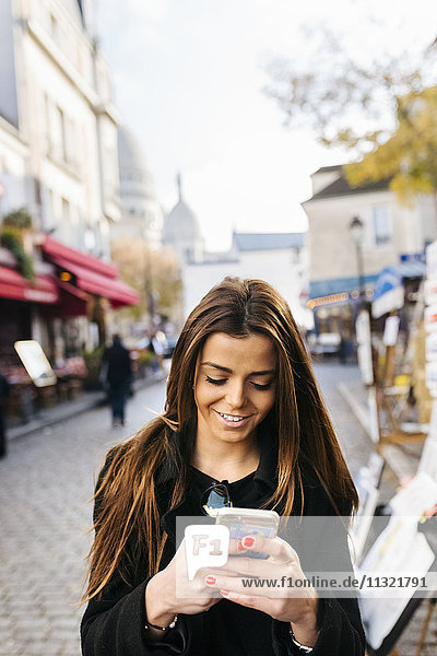 Frankreich  Paris  junge Frau auf dem Handy in Montmartre