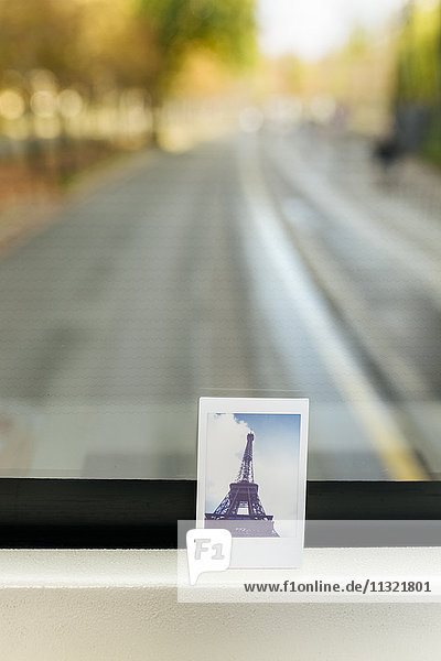 Frankreich Paris Sofortbild des Eiffelturms im Touristenbus