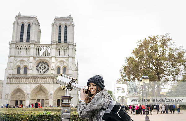 Frankreich  Paris  Tourist mit Teleskop vor Notre Dame