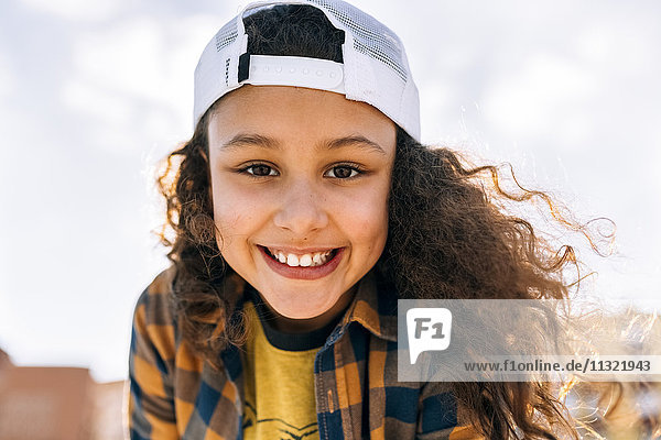 Porträt eines glücklichen Mädchens mit Baseballmütze