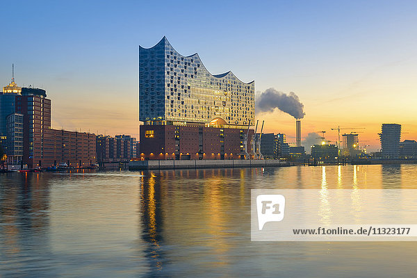 Deutschland  Hamburg  beleuchtete Elbphilharmonie in der Morgendämmerung