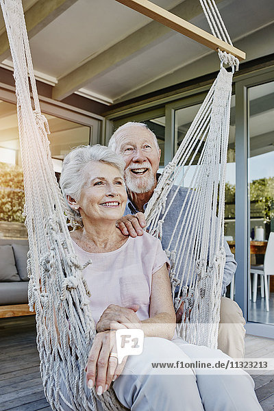 Seniorenpaar auf der Terrasse  Frau in der Hängematte sitzend