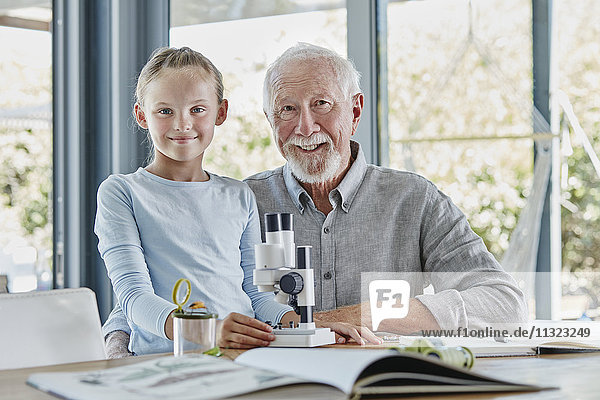 Großvater unterstützt Enkelin im Naturstudium