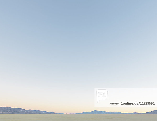 Schwarze Felswüste und weiter Himmel in der Morgendämmerung  Nevada