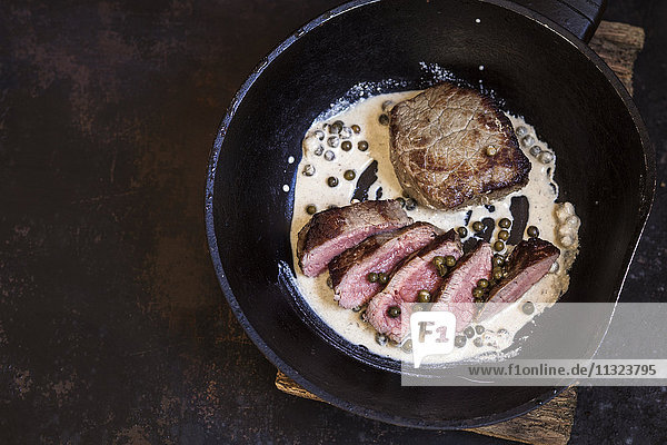 Steak mit grünem Pfeffer und Sahnesauce