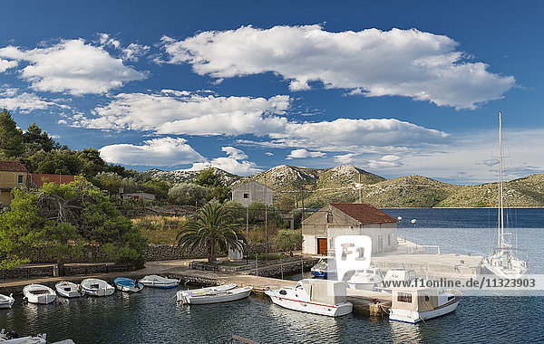 Kroatien  Insel Rava  Hafenmole von Mala Rava und Dugi Otok