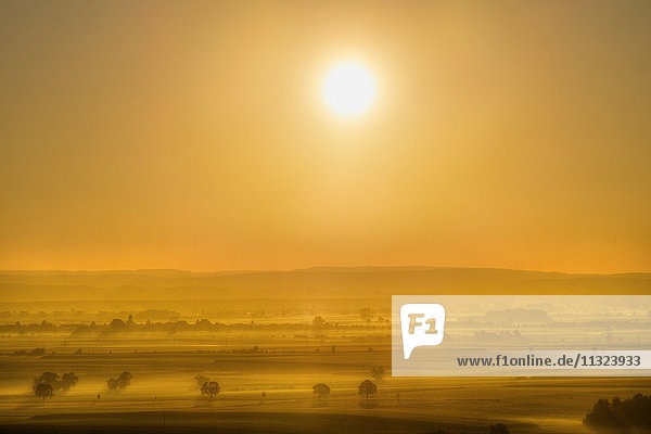 Deutschland  Nördlinger Ries  Wallerstein  Sonnenaufgang vom Burgfelsen aus gesehen