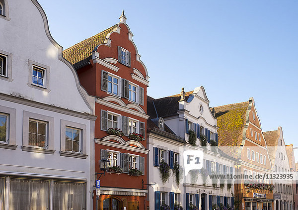 Deutschland  Oettingen  Blick auf barocke Häuserzeile