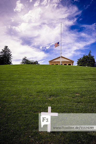USA  Virginia  Arlington  Arlington National Cemetary  Robert F Kennedy Grabstätte  US Flagge auf Halbmast