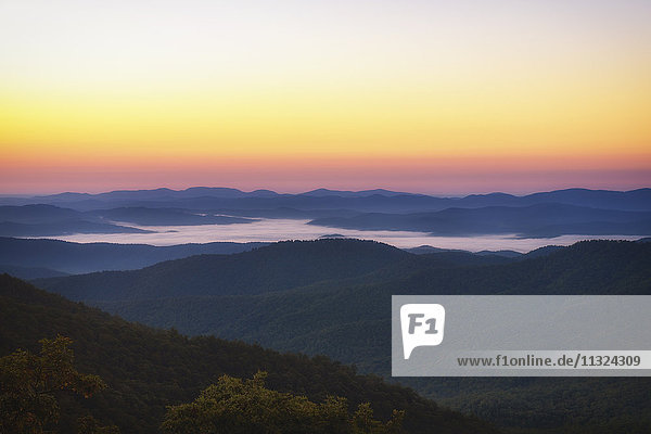 USA  North Carolina  Blick vom Blue Ridge Parkway auf den Pisgah Forest bei Sonnenaufgang