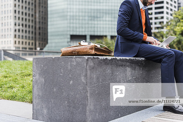 USA  New York City  Businessman working outdoor sitting on bench