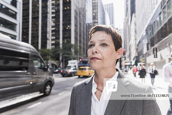 USA  New York City  Geschäftsfrau in Manhattan