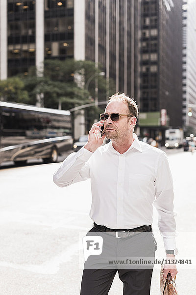 USA  New York City  businessman in Manhattan on cell phone