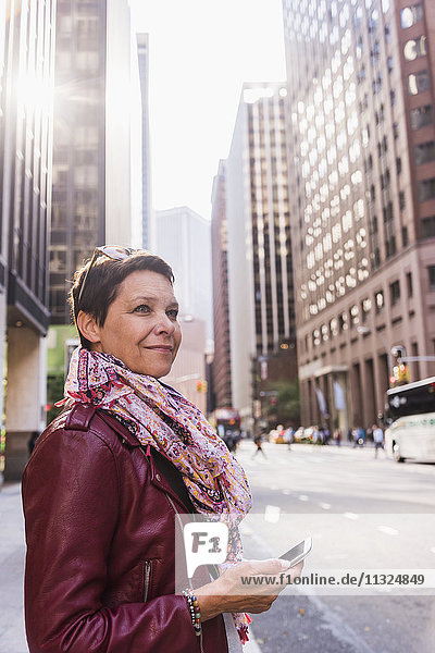 USA  New York City  lächelnde Frau in Manhattan