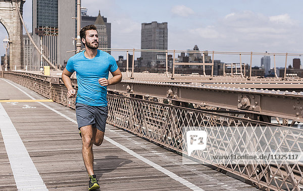 USA  New York City  man running on Brooklyn Brige