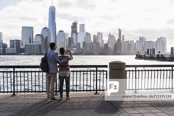 USA  Mann und Frau an der New Jersey Waterfront mit Blick auf Manhattan
