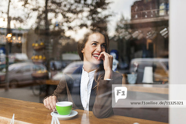Lächelnde junge Frau in einem Café