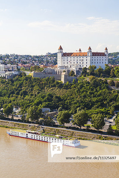 Slowakei  Bratislava  Blick auf Burg mit Flusskreuzfahrtschiff auf der Donau im Vordergrund