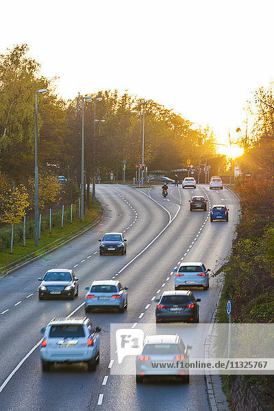Deutschland  Stuttgart  Autos auf der Autobahn bei Sonnenuntergang