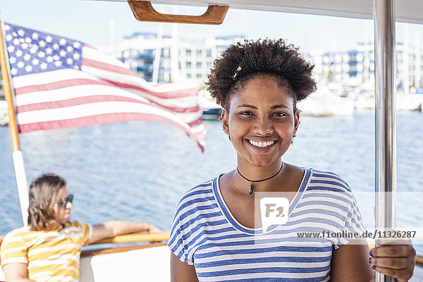 Lächelnde junge Frau auf einer Bootsfahrt
