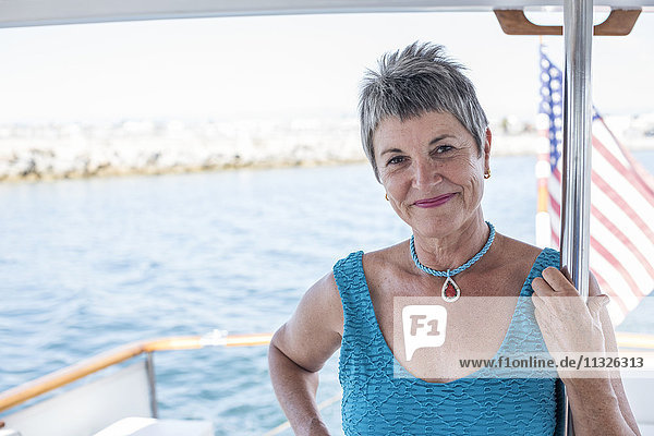 Lächelnde reife Frau auf einer Bootsfahrt