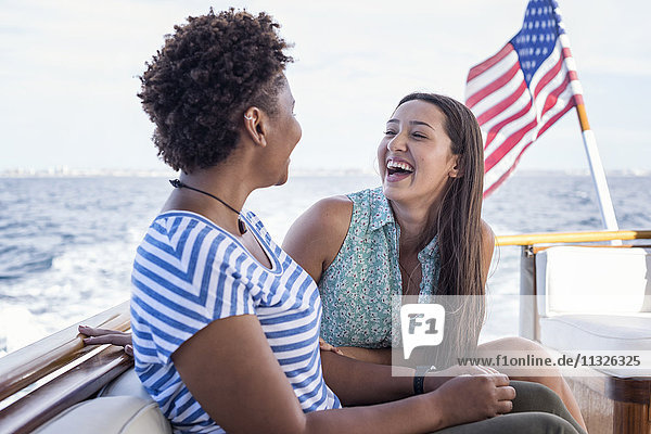 Zwei glückliche junge Frauen auf einem Boot