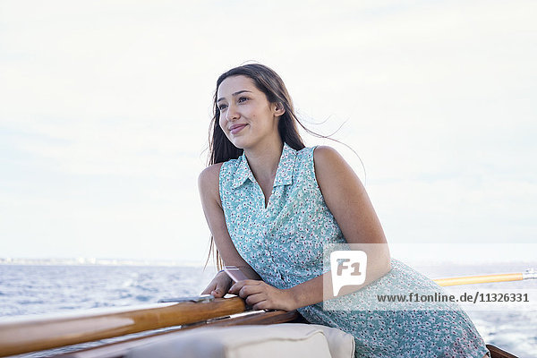 Lächelnde junge Frau auf einem Boot