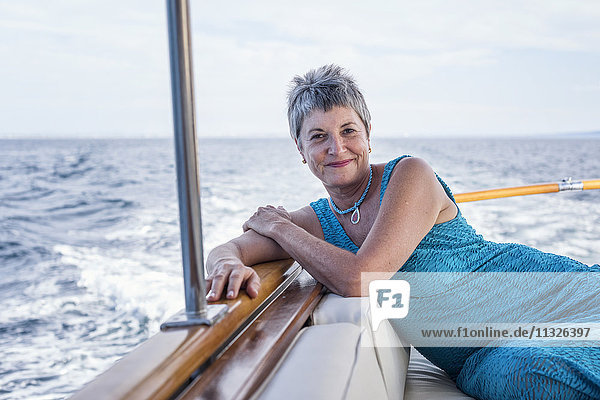 Lächelnde Frau auf einer Bootsfahrt