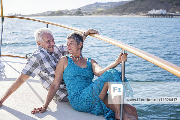 Glückliches Paar auf einer Bootsfahrt