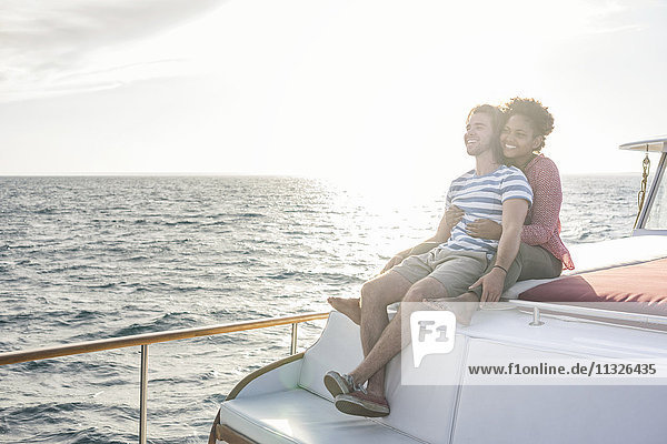 Glückliches junges Paar auf einer Bootsfahrt