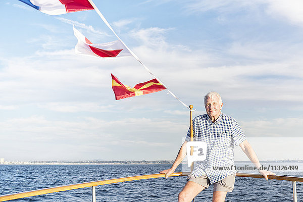 Zuversichtlicher Senior auf einem Boot