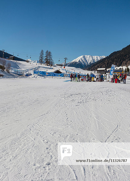 Schweiz  Europa  Graubünden  Graubünden  Landschaft  Winter  Schnee  Eis  Berge  Hügel  Menschen  Skilift  Bolgen  Davos