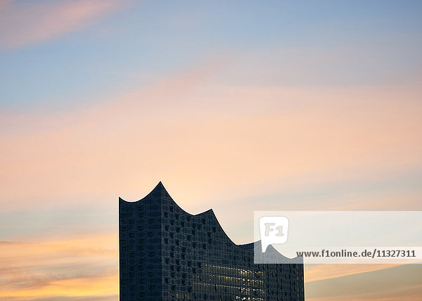 Deutschland  Hamburg  Oberer Teil der Elbphilharmonie bei Sonnenaufgang