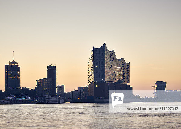 Deutschland  Hamburg  Blick zur Elbphilharmonie bei Sonnenuntergang