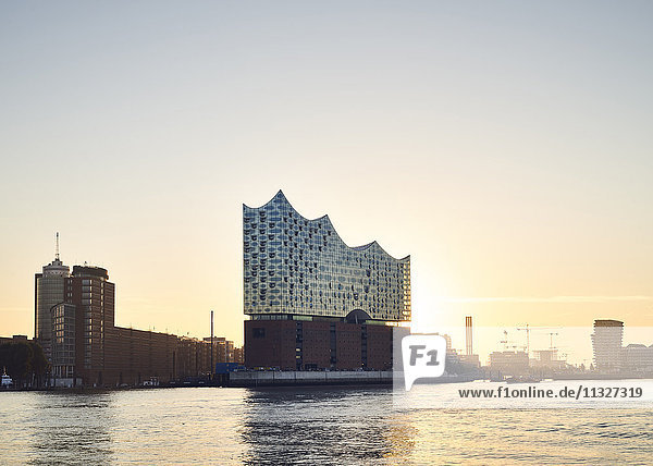 Deutschland,  Hamburg,  Blick zur Elbphilharmonie bei Sonnenuntergang