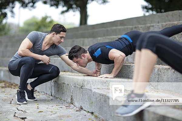 Jugendliche trainieren im Fitnesspark