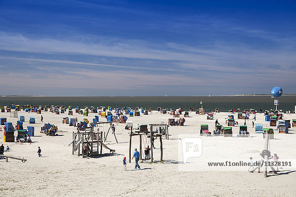 Strandkörbe im Strandbad von Dornumersiel  Ostfriesland  Niedersachsen  Deutschland