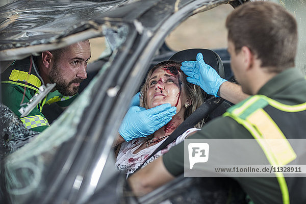 Sanitäter helfen Autounfallopfer nach Unfall