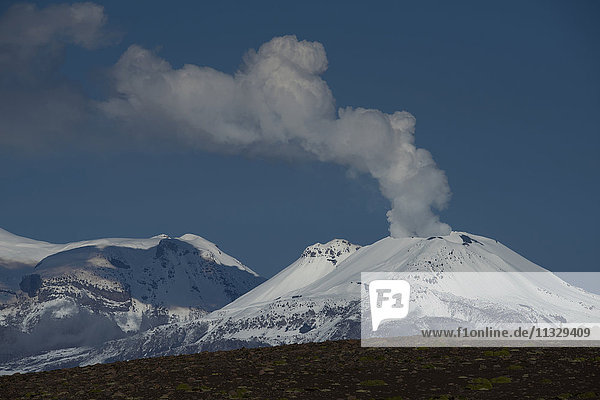 rauchender Vulkan bei Chivay im Süden Perus
