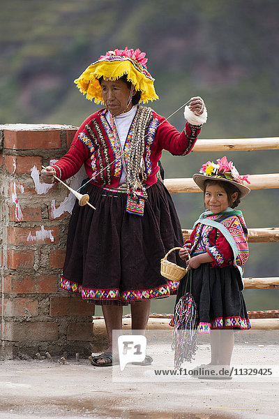 Einheimische Frau und Kind in Peru