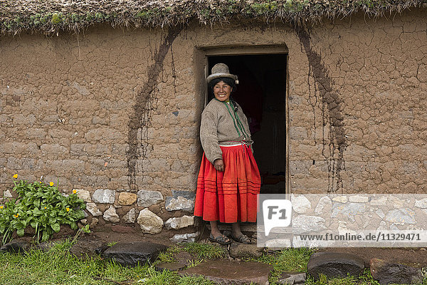 Einheimische Frau vor ihrem Haus in Peru
