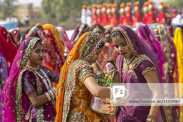 Wüstenfest mit einheimischen Frauen in Jaisalmer  Rajasthan