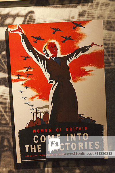 England  London  Lambeth  Imperial War Museum  WWII Poster für die Rekrutierung von Frauen für die Fabrikarbeit