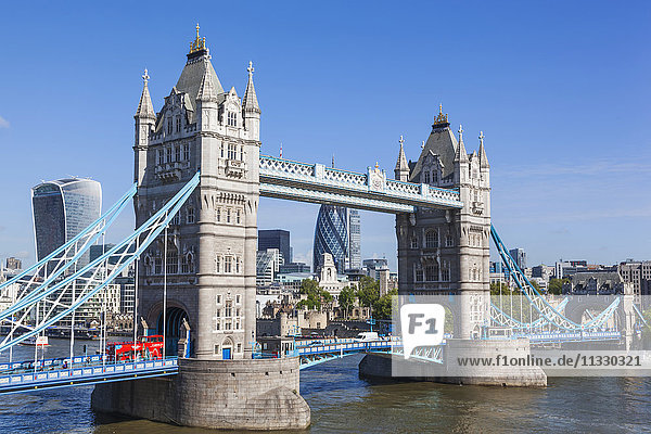 England  London  Tower Bridge und Stadt  Skyline