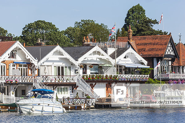 England  Oxfordshire  Henley-on-Thames  Bootshäuser und Ruderer an der Themse