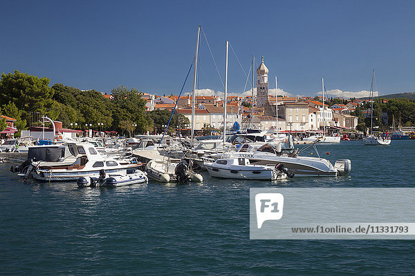 Blick über den Yachthafen auf die Stadt Krk  Kroatien