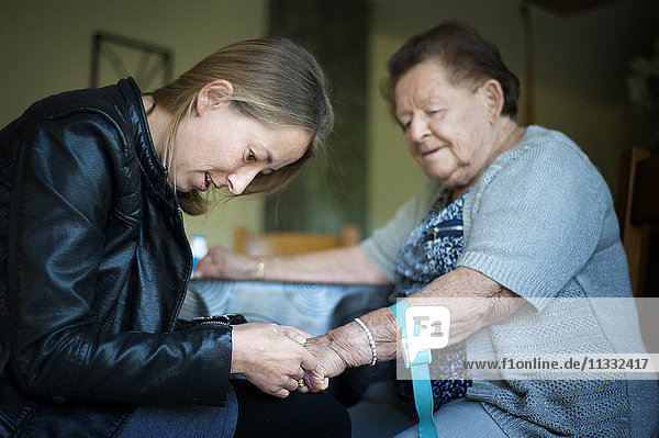 Reportage über eine selbstständige Krankenschwester in Haute-Savoie  Frankreich. Aline ist jeden Tag in ihrem kleinen Bergdorf unterwegs  um ihre Patienten zu besuchen. Sie hat auch eine Praxis in der Stadt  die sie sich mit zwei anderen Kollegen teilt. Aline führt eine Blutuntersuchung durch.