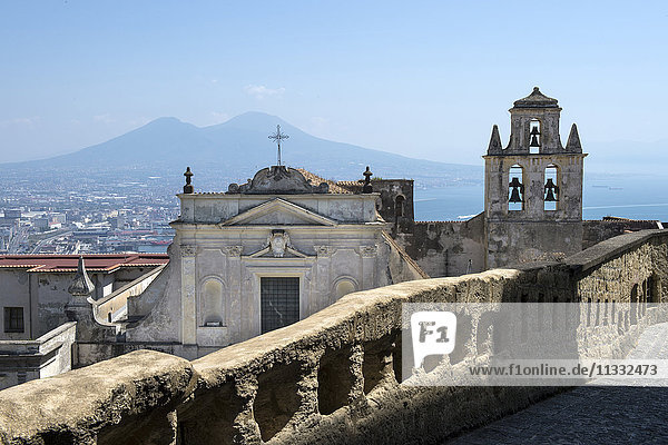 Italien  Kampanien  Neapel  Blick auf San Martino Certosa und das Stadtbild vom Castel Sant'Elmo