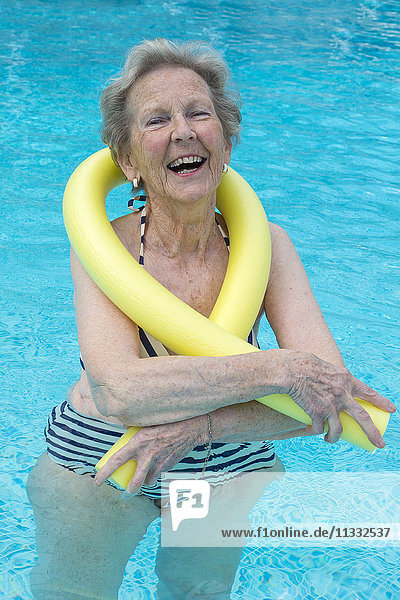Ältere Frau im Schwimmbad.