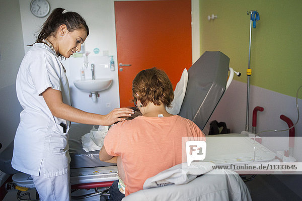 Reportage aus der pädiatrischen Notaufnahme eines Krankenhauses in Haute-Savoie  Frankreich. Eine Krankenschwester beruhigt einen kleinen Jungen.